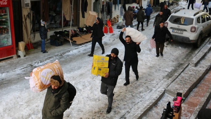 Collectes d'aide pour les victimes du séisme organisée par le HDP - Photo Mezopotamya Ajansi