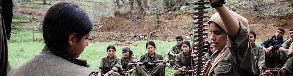 Qandil, kurdistan La formation militaire est continue. a certains moments, les guerilleros rejoignent des camps où ils reçoivent un entraînement intensif, mais au quotidien, il s'agit surtout d'apprendre à entretenir et maintenir son équipement. L'entraînement physique alieu une ou deux fois par mois.