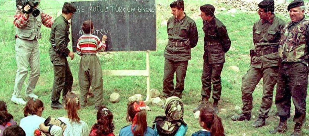 Enfant écrivant au tableau avec soldats turcs